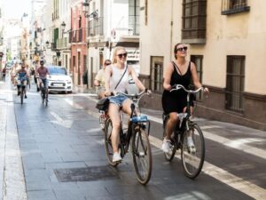 Touristen Fietsen in Malaga Stad